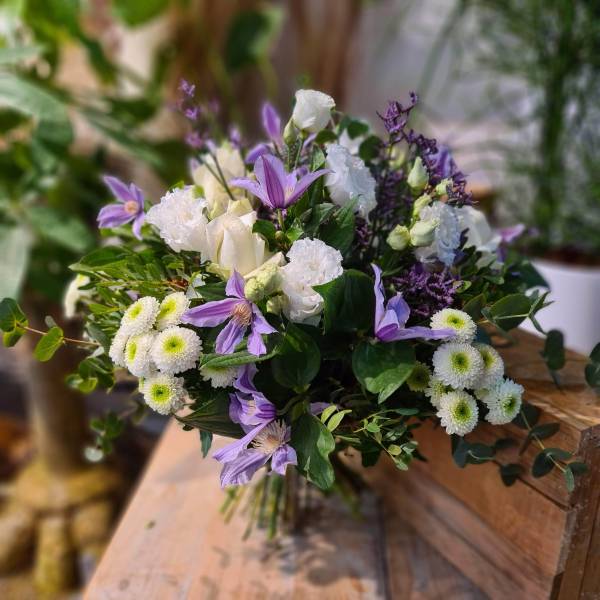 Bouquet de fleurs blanc et violet