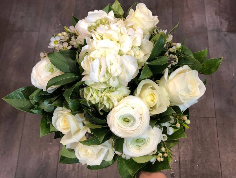 bouquet rond de fleurs blanches