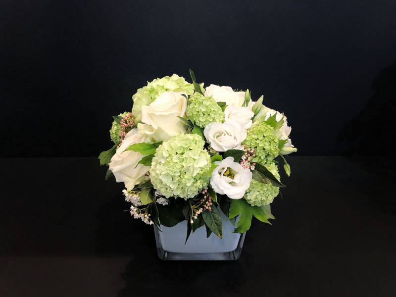 Composition florale  blanche et verte dans son contenant